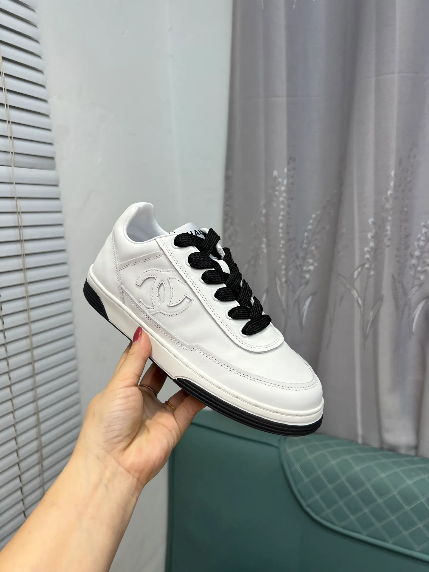 Men's men's shoes 💰620 Exclusive real shot (top version) CHANEL Chanel's new panda sneakers Panda shoes Chanel 2025ss color matching thick-soled casual sports shoes sneakers Counter synchronization The counter is very popular Very difficult to buy a shoe The most popular thick-soled panda shoes on the Internet It is obvious that Xiaoxiang control cannot miss it Simple and versatile white shoes that have both good looks and comfort Thick sole increases height, is super versatile and can be worn with eyes closed😍 Whoever wears it will look better. Upper: calfskin. Lining: imported sheepskin lining. Outsole: TPU original outsole. Size: 35-44 (41 for women, 40 for men, custom made).
